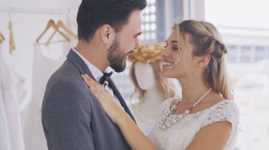 Gelinlikli mutlu gelin ve damat düğün törenine hazırlanıyor. Kadın ve erkeğin romantik aşkı..