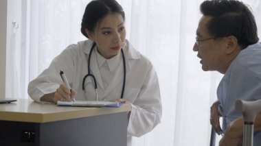 Hastanedeki ya da klinikteki hasta ile ilgilenen doktor ya da doktor.. 