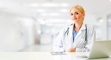 Hastanede dizüstü bilgisayar kullanan bir doktor..