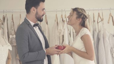 Gelinlikli mutlu gelin ve damat düğün törenine hazırlanıyor. Kadın ve erkeğin romantik aşkı..