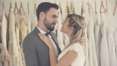 Gelinlikli mutlu gelin ve damat düğün törenine hazırlanıyor. Kadın ve erkeğin romantik aşkı..