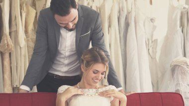 Gelinlikli mutlu gelin ve damat düğün törenine hazırlanıyor. Kadın ve erkeğin romantik aşkı..