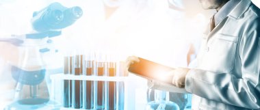 Araştırma ve geliştirme konsepti. Tıp çalışması için laboratuvarda mikrobiyoloji ve kimya için bilimsel ve tıbbi laboratuvar aleti, mikroskop, test tüpü ve cam şişesinin çift pozlama görüntüsü.