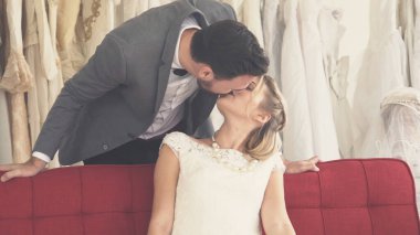 Gelinlikli mutlu gelin ve damat düğün törenine hazırlanıyor. Kadın ve erkeğin romantik aşkı..