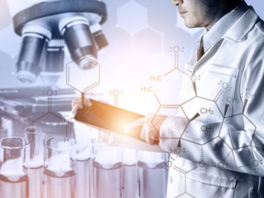 Araştırma ve geliştirme konsepti. Tıp çalışması için laboratuvarda mikrobiyoloji ve kimya için bilimsel ve tıbbi laboratuvar aleti, mikroskop, test tüpü ve cam şişesinin çift pozlama görüntüsü.