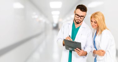 Hastanede başka bir doktorla çalışan bir doktor. Sağlık ve Sağlık Hizmetleri.