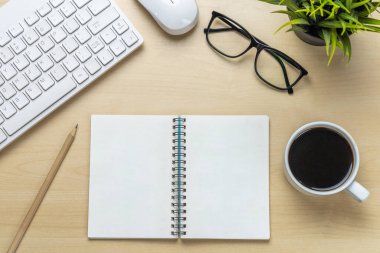 Ofis masası çalışma alanı ve masa arka planı üst görünümden düz yatıyordu nesneler. Yaratıcı çalışma için modern minimal tasarım masaüstü. Minimalizm kavramı.