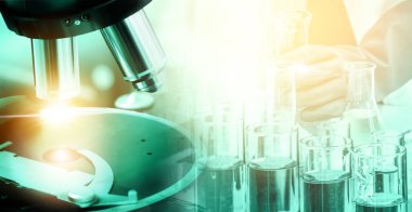 Araştırma ve geliştirme konsepti. Tıp çalışması için laboratuvarda mikrobiyoloji ve kimya için bilimsel ve tıbbi laboratuvar aleti, mikroskop, test tüpü ve cam şişesinin çift pozlama görüntüsü.