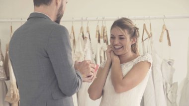 Gelinlikli mutlu gelin ve damat düğün törenine hazırlanıyor. Kadın ve erkeğin romantik aşkı..