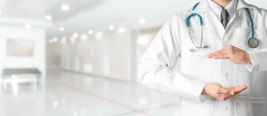 Hastanedeki erkek doktor metnin ve tasarımın için fotokopi alanı oluşturmak için avuç içini açıyor. Sağlık sektörü ve doktor hizmetleri.