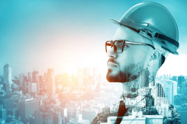 Geleceğin inşaat mühendisliği projesi konsepti ve çift pozlama grafik tasarımı. İnşaat mühendisi, mimar ya da modern sivil ekipman teknolojisiyle çalışan inşaat işçisi.