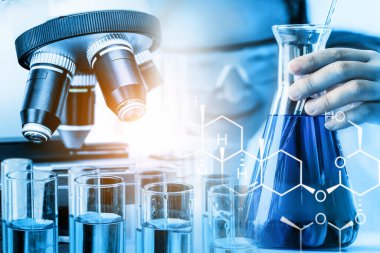 Araştırma ve geliştirme konsepti. Tıp çalışması için laboratuvarda mikrobiyoloji ve kimya için bilimsel ve tıbbi laboratuvar aleti, mikroskop, test tüpü ve cam şişesinin çift pozlama görüntüsü.