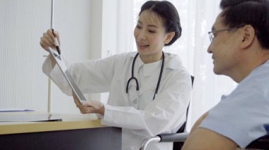 Hastanedeki ya da klinikteki hasta ile ilgilenen doktor ya da doktor.. 