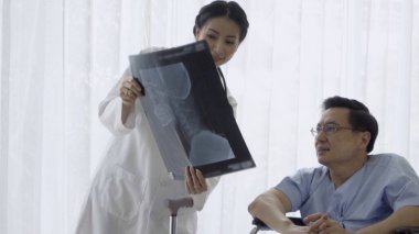 Hastanedeki ya da klinikteki hasta ile ilgilenen doktor ya da doktor.. 