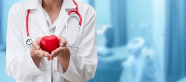 Kırmızı bir kalp Hastanesi ofiste tutan doktor. Tıbbi doktor ve sağlık personeli hizmet anlayışı.