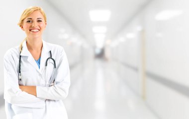Hastane ofisinde çalışan kadın doktor. Sağlık ve doktor hizmetleri.