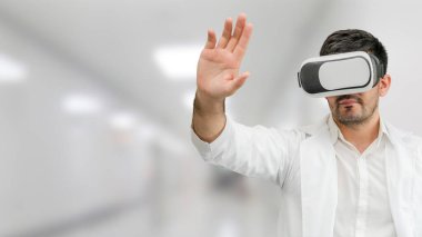 VR sanal gerçeklik giyen erkek Doktor hastanede gözlükler. Tıbbi Teknoloji Araştırma Enstitüsü ve Doktor personel hizmet anlayışı.