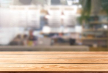 Ürün görüntülemek için masada boş kopya alanı ile modern restoran odası veya kahve dükkanı bulanık arka plan ahşap masa. İç restoran sayaç tasarım konsepti.