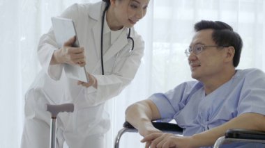 Hastanedeki ya da klinikteki hasta ile ilgilenen doktor ya da doktor.. 