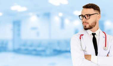 Hastanede çalışan genç bir erkek doktor. Sağlık ve doktor hizmetleri.