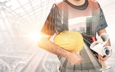 Geleceğin inşaat mühendisliği projesi konsepti ve çift pozlama grafik tasarımı. İnşaat mühendisi, mimar ya da modern sivil ekipman teknolojisiyle çalışan inşaat işçisi.