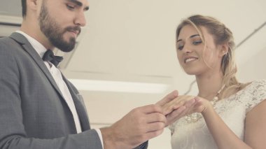 Gelinlikli mutlu gelin ve damat düğün törenine hazırlanıyor. Kadın ve erkeğin romantik aşkı..