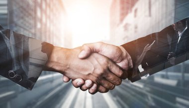 Arka planda iş adamları el sıkışma çift pozlama görüntü iş anlaşmasının ortaklık başarısını gösteren. Kurumsal ekip çalışması, güven ortağı ve iş sözleşmesi kavramı.