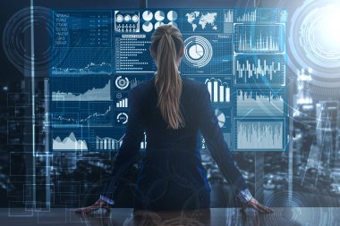 İş Mali Analitik Konsepti için Büyük Veri Teknolojisi. Modern grafik arayüzü ekranda iş satış raporu, kâr tablosu ve hisse senedi eğilimleri analizi hakkında devasa bilgiler gösteriyor.