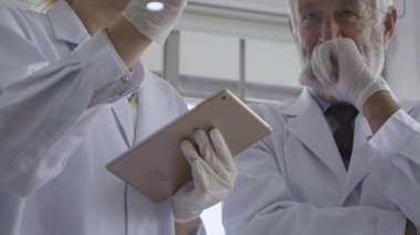 Bilim adamları laboratuarda bilim ekipmanlarıyla çalışıyor. Araştırma geliştirme kavramı için bilimsel deney ve eğitim.