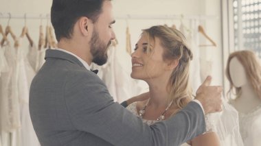 Gelinlikli mutlu gelin ve damat düğün törenine hazırlanıyor. Kadın ve erkeğin romantik aşkı..