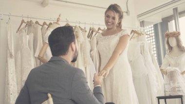 Gelinlikli mutlu gelin ve damat düğün törenine hazırlanıyor. Kadın ve erkeğin romantik aşkı..