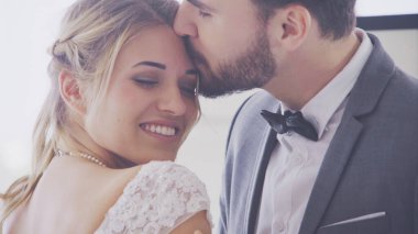 Gelinlikli mutlu gelin ve damat düğün törenine hazırlanıyor. Kadın ve erkeğin romantik aşkı..
