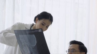 Hastanedeki ya da klinikteki hasta ile ilgilenen doktor ya da doktor.. 