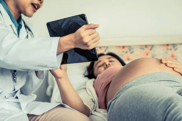 Szczęśliwa Kobieta Ciąży Odwiedzić Ginekologa Lekarza Szpitalu Lub Klinice Medycznej — Zdjęcie stockowe
