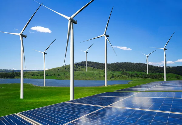 Painel solar e turbina eólica fazenda energia limpa. — Fotografia de Stock