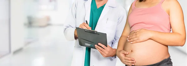 Lycklig Gravid Kvinna Besöker Gynekolog Läkare Sjukhus Eller Medicinsk Klinik — Stockfoto