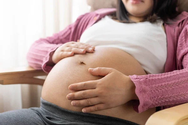 Mujer Embarazada Sintiéndose Feliz Casa Mientras Cuida Hijo Joven Embarazada — Foto de Stock