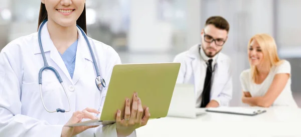 Professioneller Arzt Der Krankenhausbüro Oder Klinik Mit Anderen Ärzten Krankenschwestern — Stockfoto