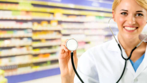 Vrouw apotheker werken bij apotheek. — Stockfoto