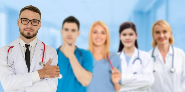 Medico Professionista Che Lavora Nello Studio Ospedaliero Clinica Con Altri — Foto Stock