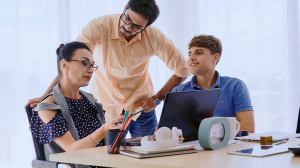 Reunión Grupal Creativos Empresarios Diseñadores Artistas Escritorio Oficina Trabajo Equipo — Foto de Stock