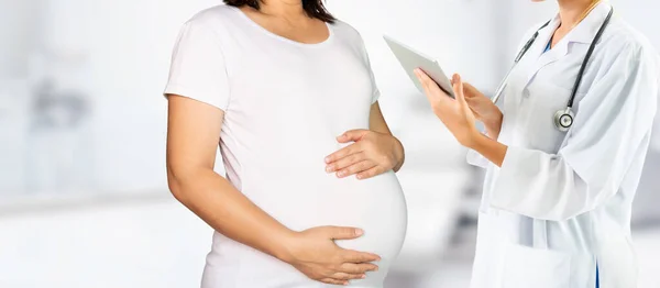 Ευτυχισμένη Έγκυος Γυναίκα Που Επισκέπτεται Γυναικολόγο Γιατρό Στο Νοσοκομείο Ιατρική — Φωτογραφία Αρχείου