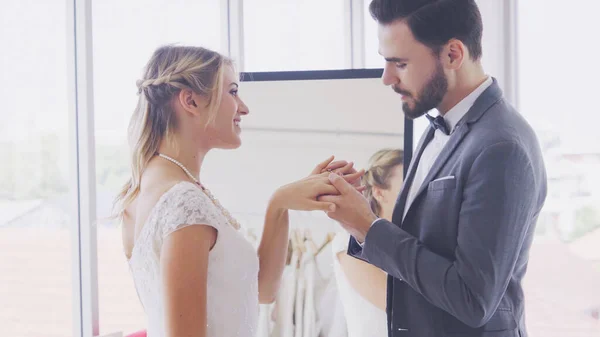 Glückliche Braut Und Bräutigam Hochzeitskleid Vorbereitungen Für Die Hochzeit Trauung — Stockfoto