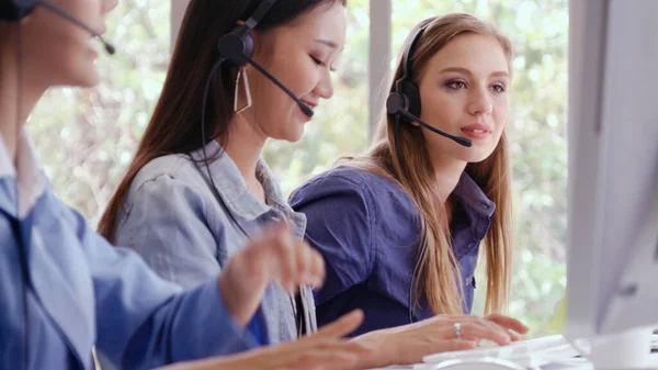 Ügyfélszolgálati Ügynök Vagy Call Center Headset Működik Asztali Számítógépen Miközben — Stock Fotó