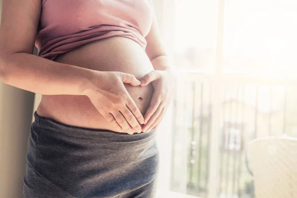 Mujer Embarazada Sintiéndose Feliz Casa Mientras Cuida Futuro Hijo Atención — Foto de Stock