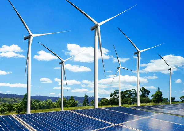 Panneau solaire et parc d'éoliennes énergie propre. — Photo