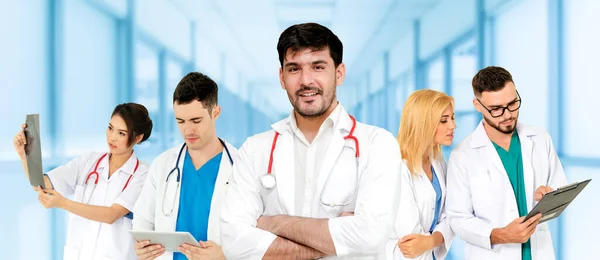 Professioneller Arzt Der Krankenhausbüro Oder Klinik Mit Anderen Ärzten Krankenschwestern — Stockfoto