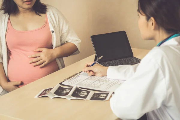 Счастливая Беременная Женщина Посещающая Врача Гинеколога Больнице Клинике Беременных Консультанта — стоковое фото