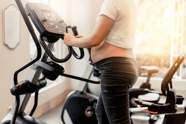 Mujer Embarazada Activa Haciendo Ejercicio Gimnasio Sala Yoga —  Fotos de Stock