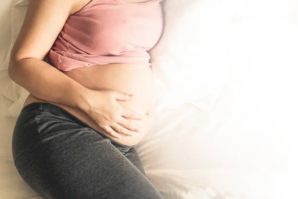 Kobieta Ciąży Czuje Się Szczęśliwa Domu Opiekując Się Swoim Przyszłym — Zdjęcie stockowe